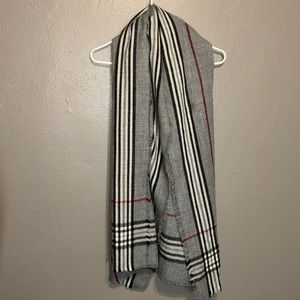 ✨NWOT✨ V. FRAAS Grey plaid scarf